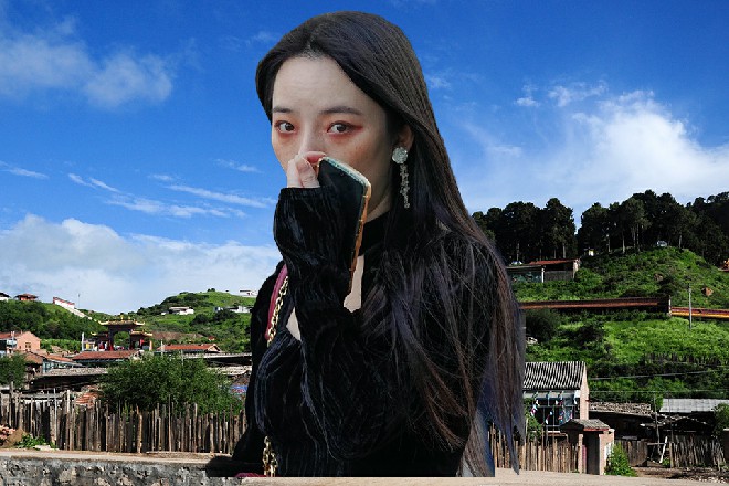 里头重新装饰过了，各种粉色彩带红色的气球，另外还有一堆包装精美的礼物。