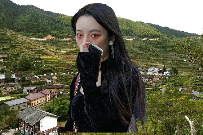 很多人惊诧,没有想到台上那个,看似平平无奇的中年人,居然有这么强的底蕴。