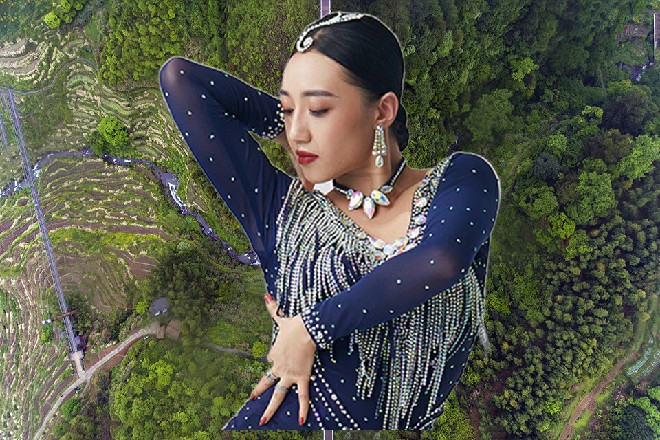 在这段时间，他之前录制的节目，在电视上播放着，所以他的粉丝没察觉到异常。
