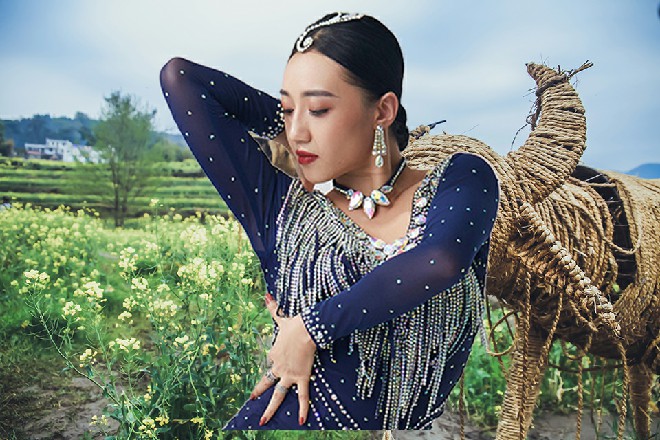有人举手,小声问道:“那些大花、小花,为什么要配合制造这个悬念呀?