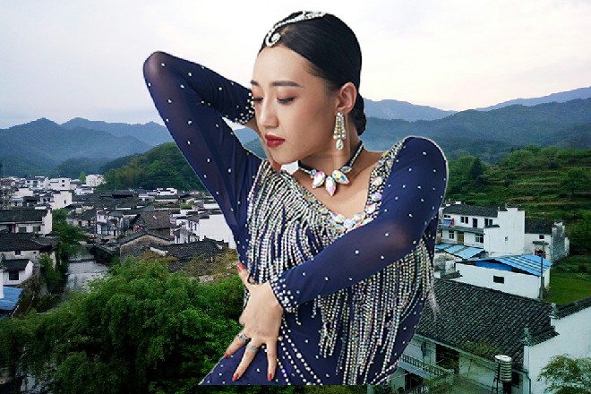 篝火还在燃烧，照亮了大家，红红火火。这是新的一年，最好的寓意，美好的祈祷。