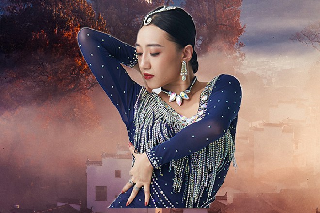 为首的人，开门见山道：“这件事情，我们有意向，聘请洛天幕导演，全权负责……