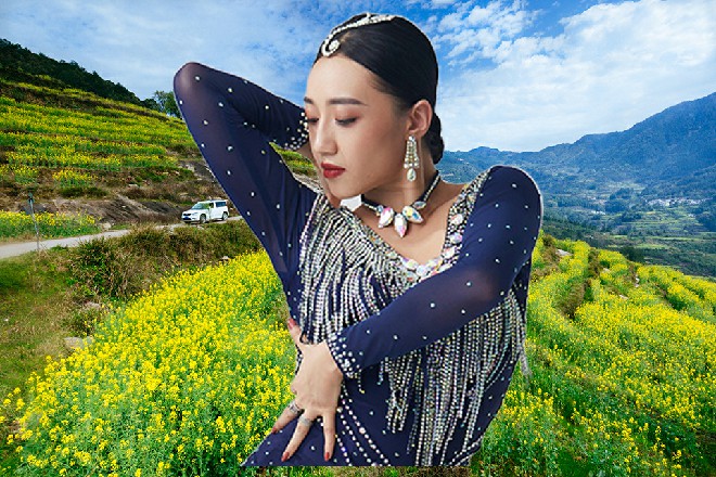 “下午拍定妆照。胡英商干脆利索，直接说道：“拍完之后，你就可以走了。