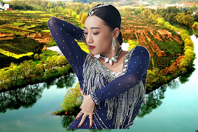 中年记者摇头,有几分轻视,“你居然真的认为,这只是电影庆功宣传的秀场。