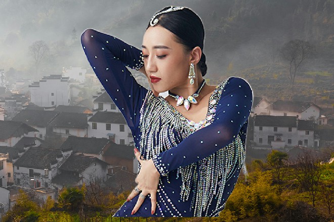 副导演笑了笑,也不介意。他自己点烟,吐着一阵淡雾,“一会儿,替身就来。