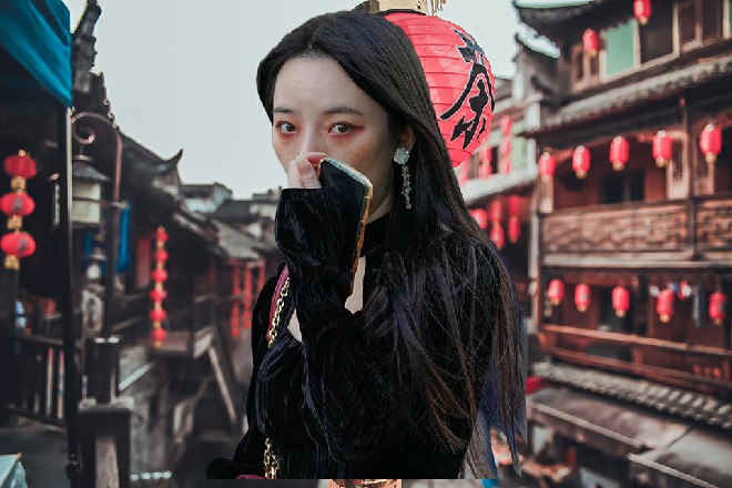 alina和ZLATA柔术定了定神，也感叹赵山海的手段。这将欲取之，必先与之的把戏，耍得这么顺溜。