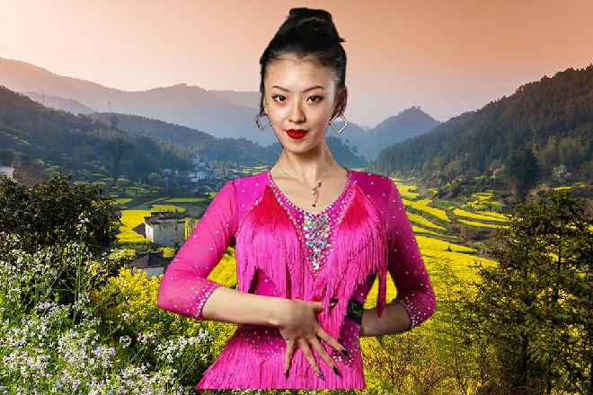 软功柔术三折才拍了一段戏，坐下休息喝水，就听见小关走过来，汇报这一件事情。