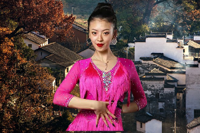 许青柠笑得花枝乱颤，再也保持不住瑜伽姿势，咣当倒地，然后一只纤白小手抄起手机。
