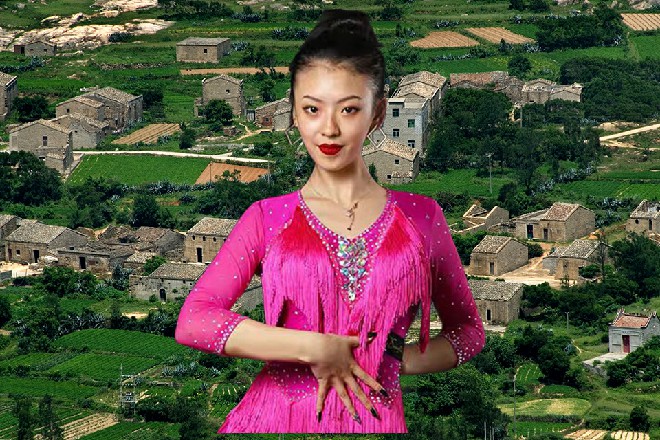 冷不防,有人扯了扯他的裤角,脆声道:“伯伯,你不是说,要吃饭么?