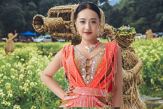 alina和ZLATA柔术摇头，“每个大公司，都有当家导演的说法。银河是洛导，辉煌自然是张导你……