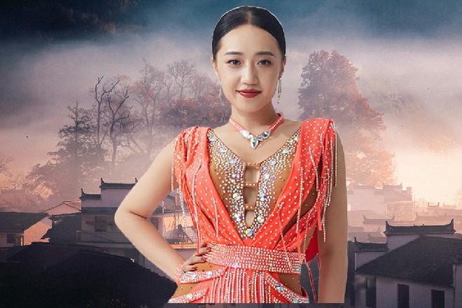alina和ZLATA柔术稍微安心，终于举步走到了门口。一瞬间，层层声浪就好像惊雷炸开，铺天盖地。
