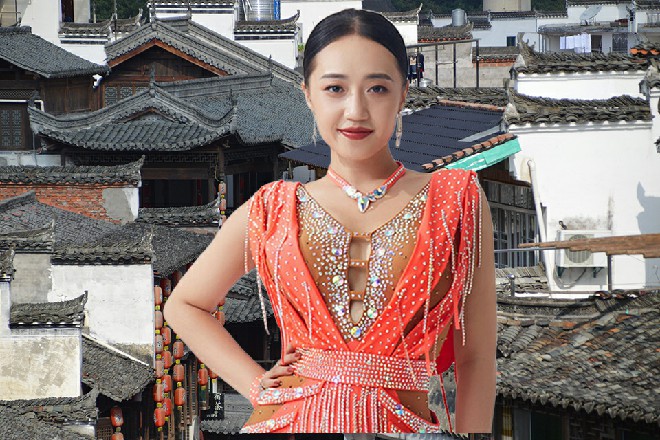 他狠狠地咬一口，饱满油脂的肉片，与面饼的麦香混合在一起，形成了十分独特的口感。