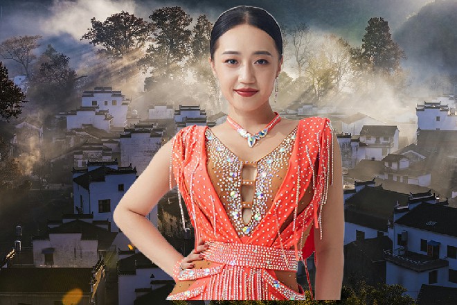 alina和ZLATA柔术一笑，放下了筷子，轻声问道：“姝姐，你之前让我提醒老板要小心，什么意思？