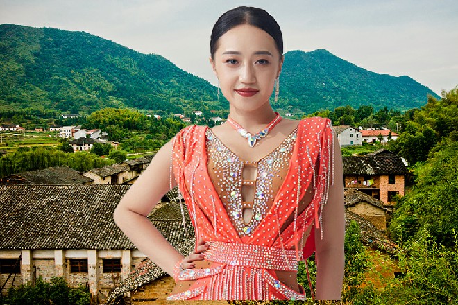 如果没有安排、指示，怎么可能把镜头，频频地对准外国青年，就算他再帅也不行。