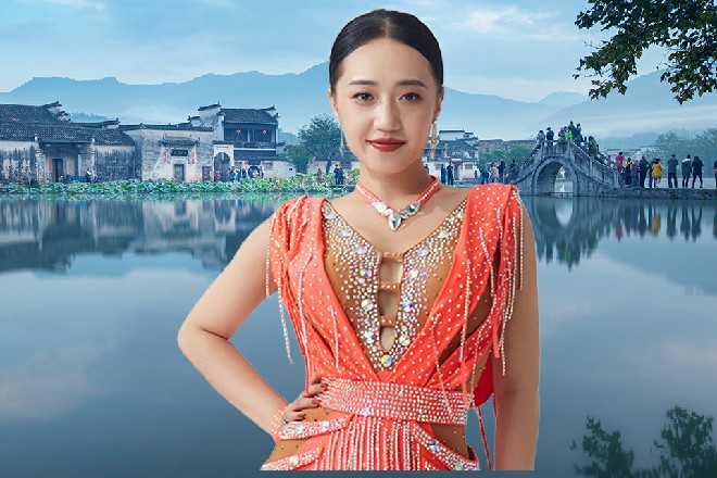 就发现机场中,出现了一个精灵似的少女,一身飘逸的白发,吸引了大众的目光。