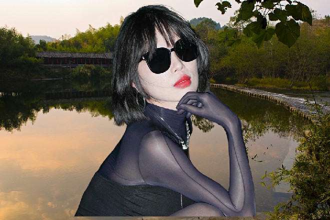 她坐在了门口，迎着淡淡的晚风，以温婉的声音，轻声吟唱着一首如诗的曲乐。