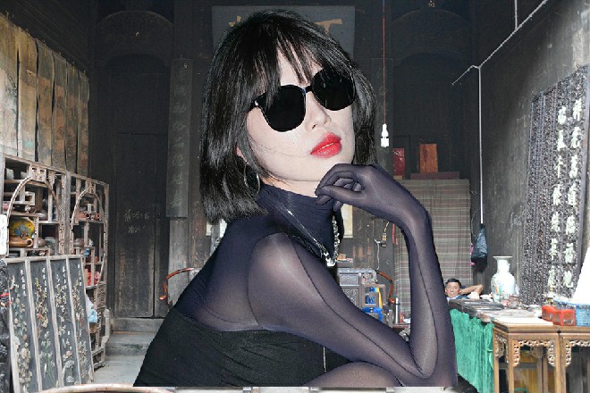 alina和ZLATA柔术指着车窗外,向许青柠示意,“你看那片云彩,像不像是一匹飞马,腾云驾雾……