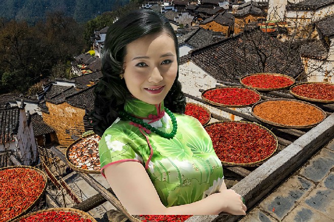 当场记去派发水与面包的时候，一辆低调的保姆车，就驶到了剧组的大门口。