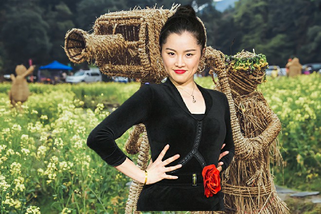 最后还与两个副导演，把每天拍来的素材对比研究，再确定明天拍摄的内容。