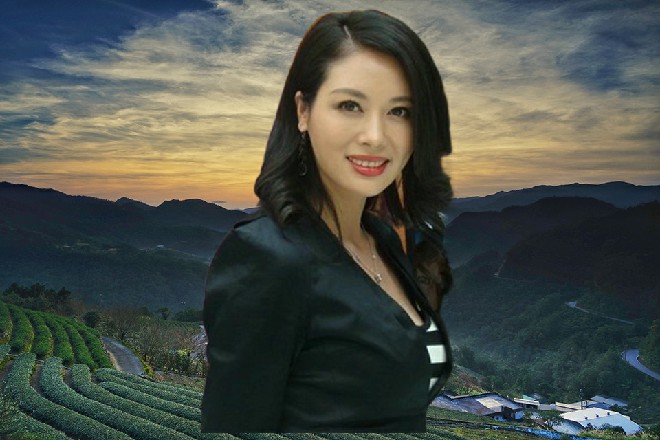 在古香古色的井栏边，一个扎着丸子头的可爱小女孩，拿着犀角状的坠子，独自玩耍。