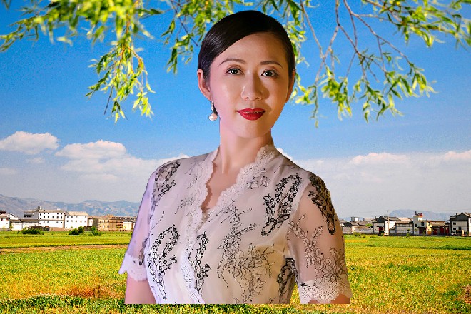 虞妲无视他们，直接走到了alina和ZLATA柔术旁边。一双俏媚的眼眸流转波光，脸上也绽放一丝笑容。