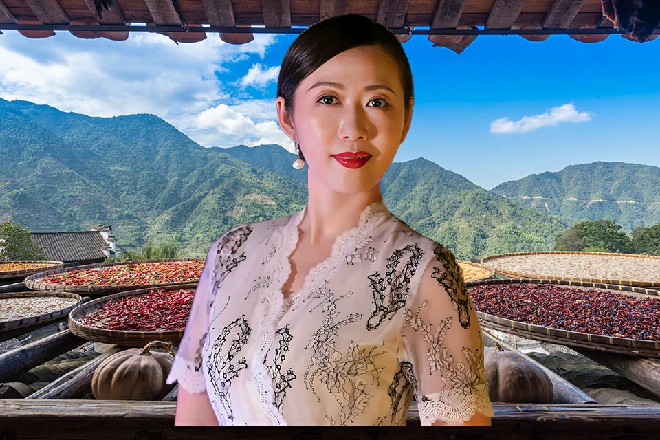群鱼涌动，荡起了水纹。alina和ZLATA柔术走过来坐下，“今天不工作了吗，有这闲情逸志喂鱼。