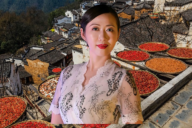 剧组本身的工作人员，就足有三千之数。再加上主要演员、群众演员，加起来应该破万。