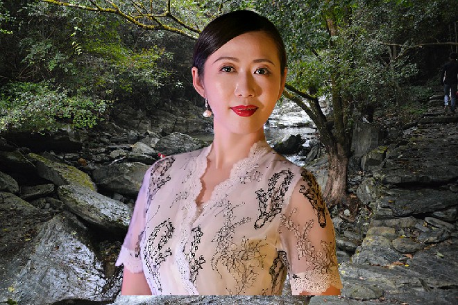 聪明的导演，还知道“巧拍。像是在格斗，知道闪挪腾移，顺便借地势优势，挡一挡。