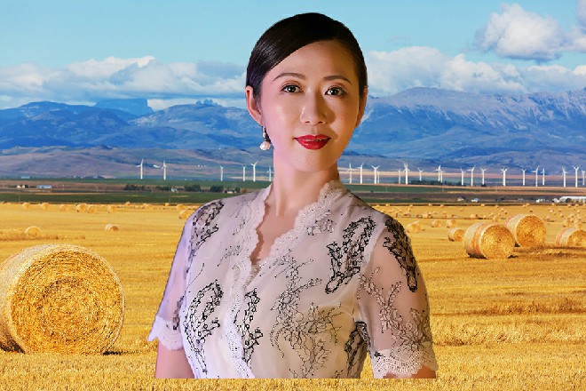 旁人眼眉一挑，反应过来，“难道他们还真有胆量，跟莫导的电影撞档期？