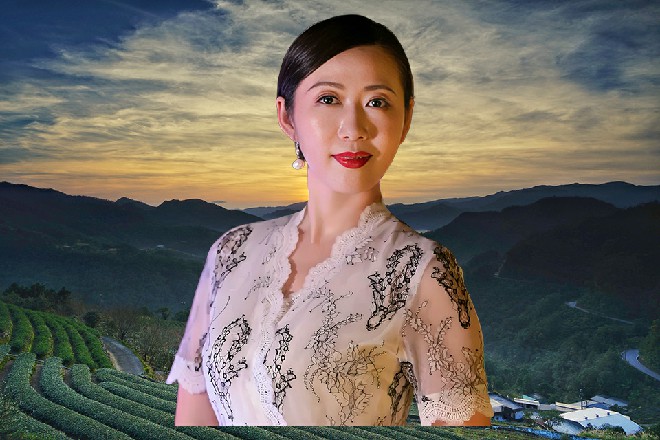 不仅是汤源，连低头喝着红酒，漠不关心的莫怀宣，也忍不住抬起头，多看凌千文一眼。