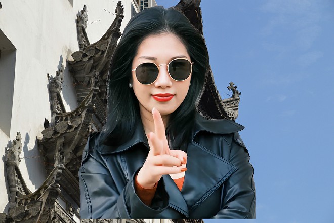 她坐在了门口，迎着淡淡的晚风，以温婉的声音，轻声吟唱着一首如诗的曲乐。