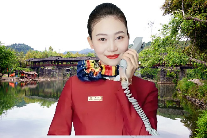 主持人出场，拿起了话筒，与现场的观众、影迷、粉丝、路人开始互动。